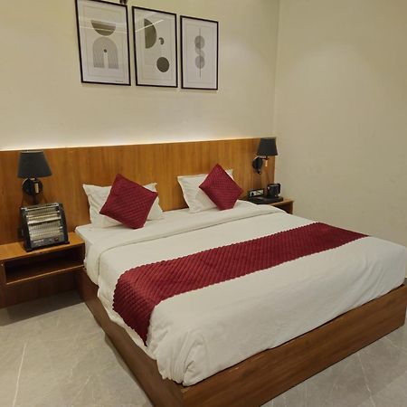 Hotel The Royal Orchid à Alīgarh Extérieur photo